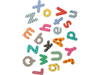 Ímãs de letras com designs coloridos.
