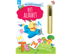 Speels oefenboekje voor kinderen met het alfabet, een hond in een vliegtuig en een stift.
