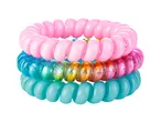 Tre elastici per capelli a spirale, rosa, glitterati e azzurri, impilati.