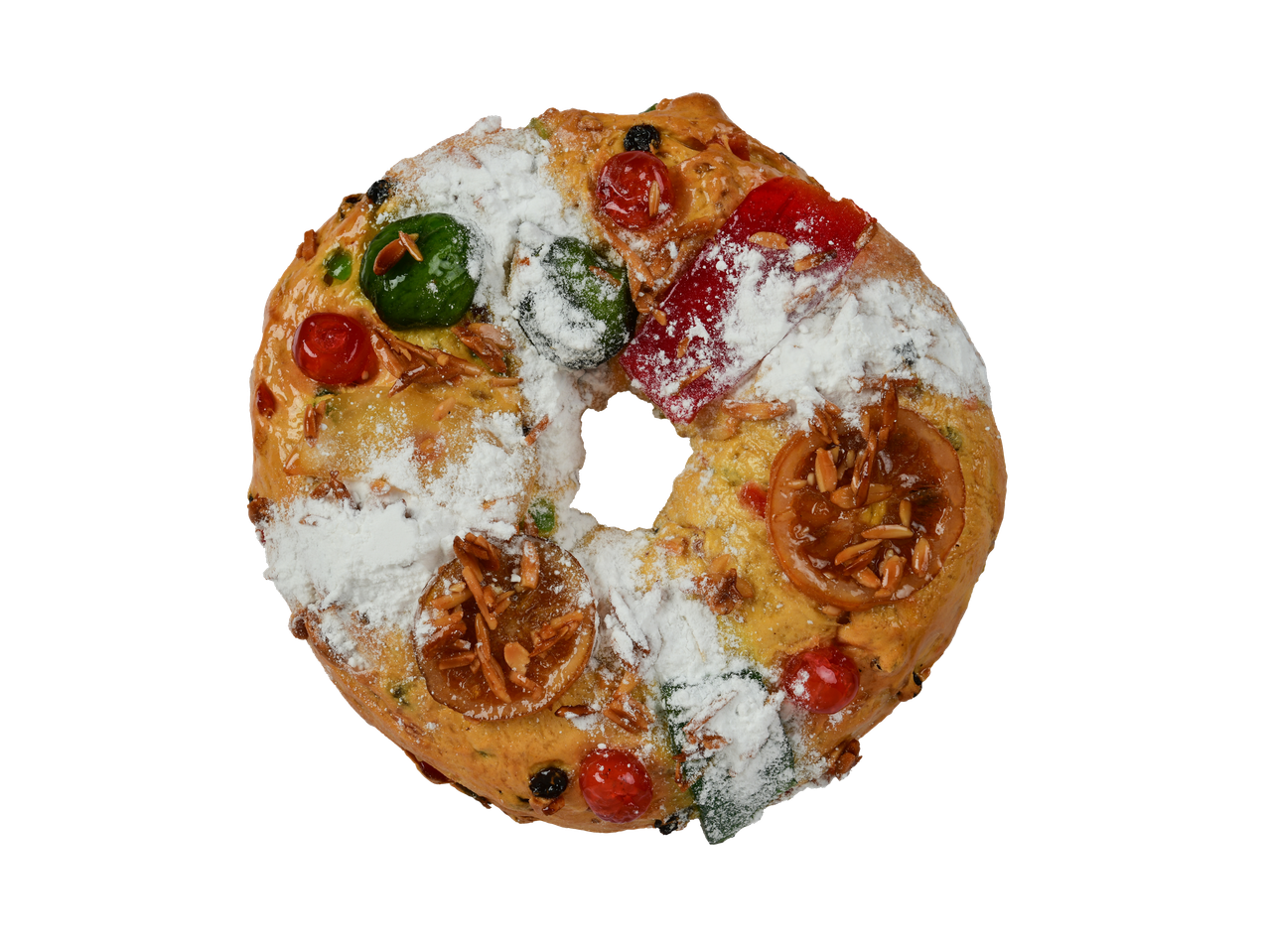 Bolo-rei com frutas cristalizadas, nozes e açúcar em pó sobre fundo preto.