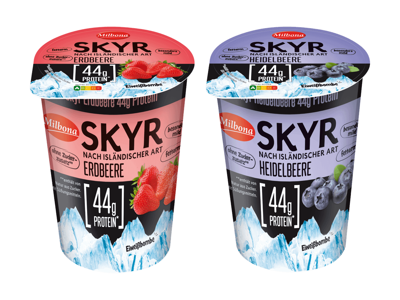 Zwei Becher Skyr Joghurt mit Erdbeer- und Blaubeergeschmack.