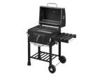 Grelhador a carvão GRILLMEISTER preto com tampa, grelhas, prateleira lateral e rodas.