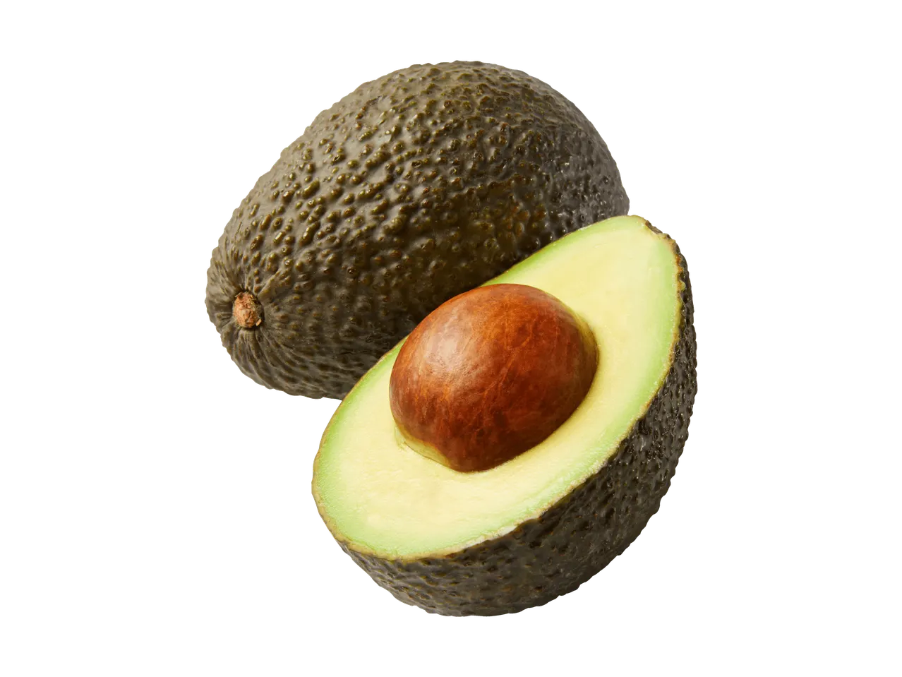 Un avocado intero e un avocado tagliato a metà con il nocciolo su sfondo nero.