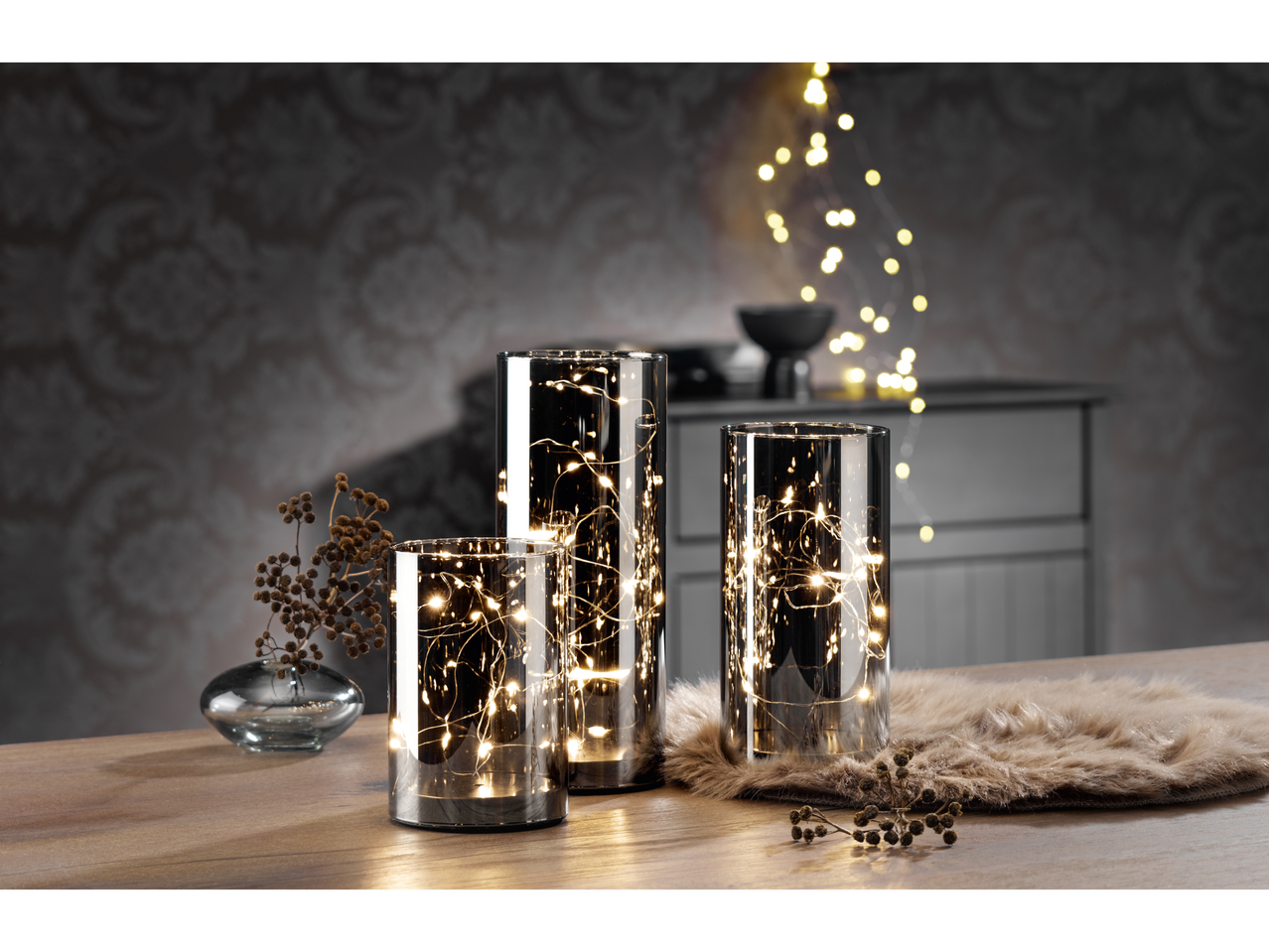 Livarno Home LED-valgusdekoratsioon kolmes klaasvaasis koos karusnahkse matiga