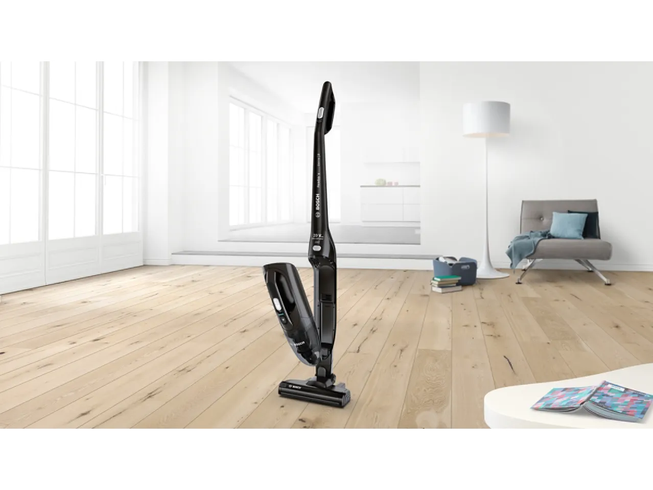 Aspirator vertical 2 în 1 negru într-o cameră luminoasă cu podea din lemn.