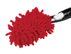 Pămătuf roșu din microfibră pentru praf, cu mâner negru și alb.