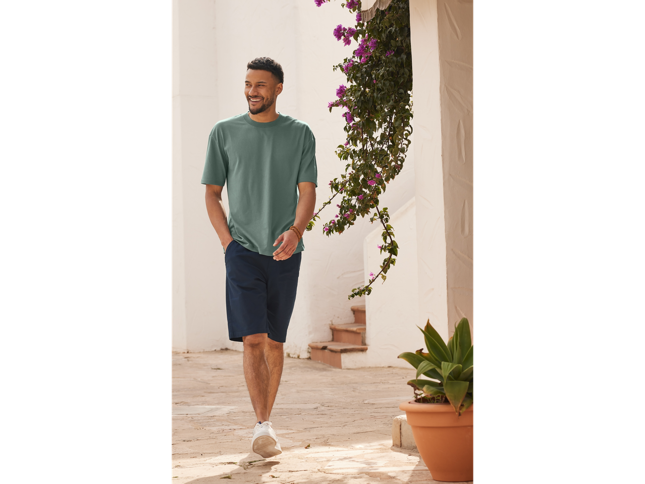 Camiseta e shorts de verão para homem.