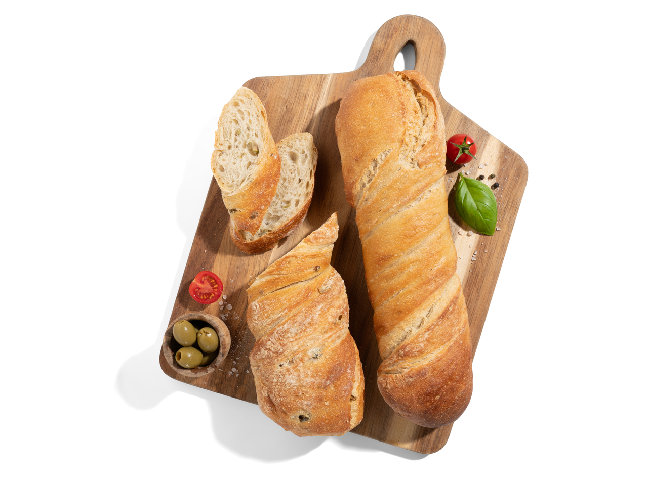 Olívás kenyér és baguette fa deszkán.