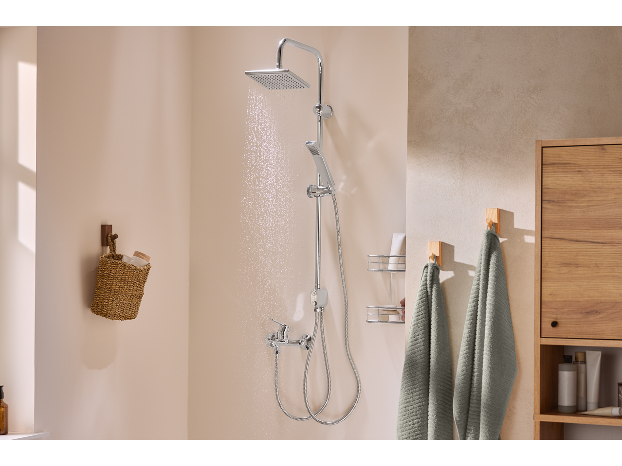 Chuveiro LIVARNO com chuveiro de teto e chuveiro de mão num banheiro moderno.