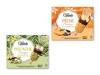 To pakker is: en pistacieis med nødder og en fersken- og grapefrugtis, begge med chokoladeovertræk.