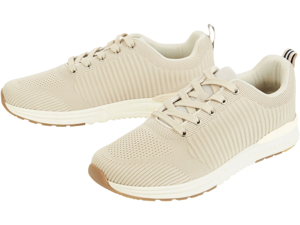 Un paio di scarpe da ginnastica beige in maglia a coste.
