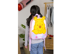 Criança com mochila do Winnie the Pooh rosa e roxa com design amarelo do Pooh.