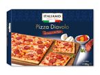Frossen pizza med salami og peberfrugt, skåret i stykker, med mozzarella og krydderier.