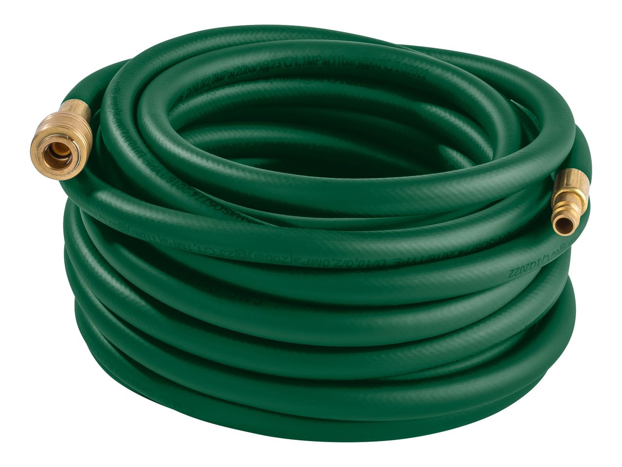 Un tubo da giardino verde avvolto con raccordi in ottone.