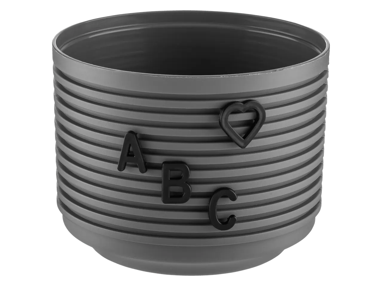 Grijze opbergpot met letters en hartjes.