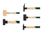 Eine Auswahl an Parkside Hämmern mit Holzstielen.