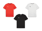 Drei einfarbige T-Shirts in Rot, Weiß und Schwarz mit kleinem Logo auf der Brust.