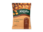 Pose med BBQ-smagte sprøde coatede peanuts, 200g, med teksten 'Snack it all'.