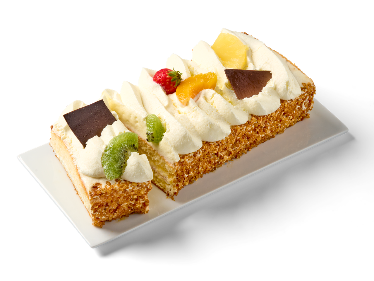 Een rechthoekige taart, gelaagd met slagroom en fruit, wordt gepresenteerd op een wit bord.