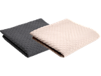 Två vikta, quiltade filtar i grått och beige.