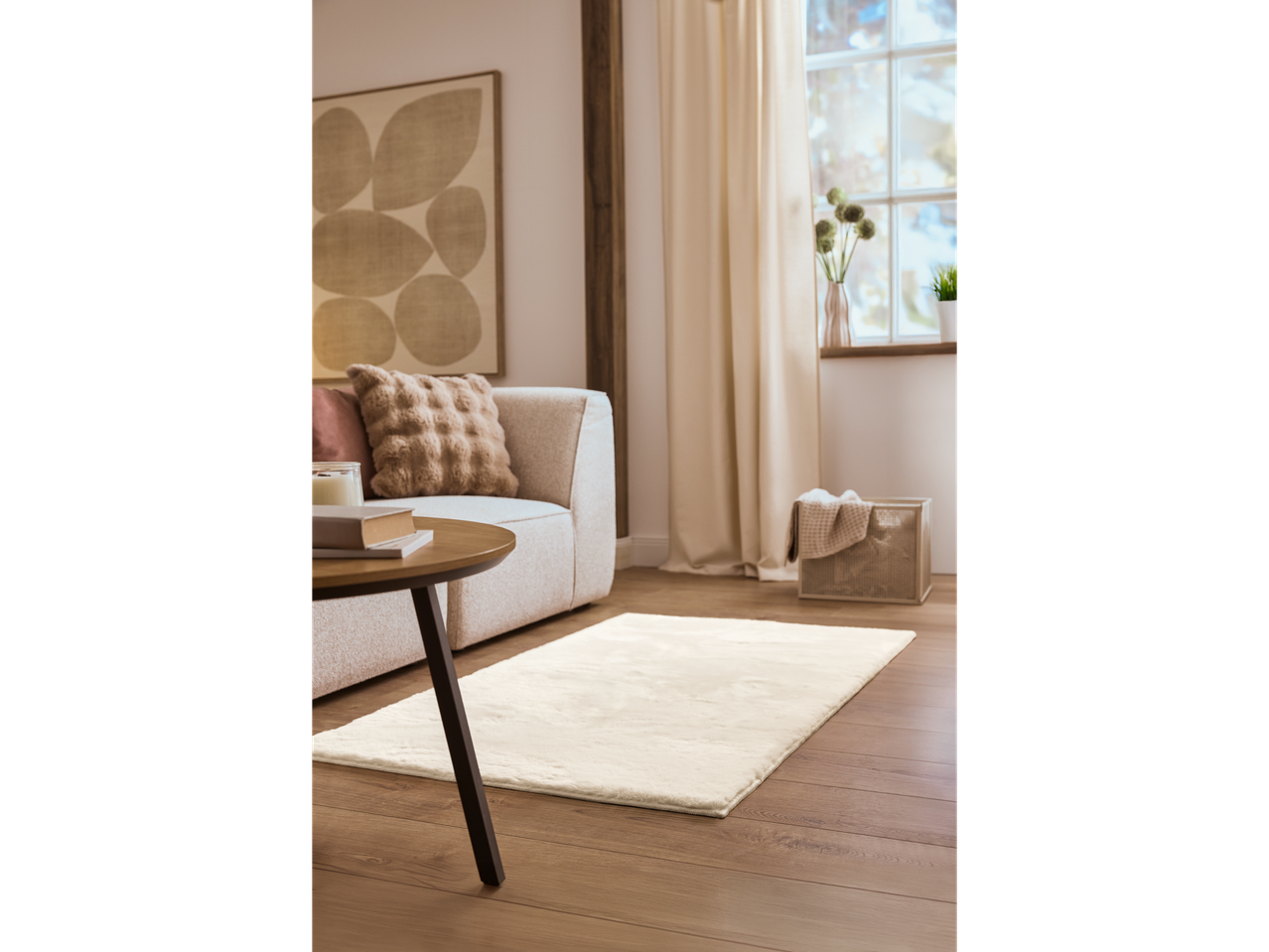 Livarno Home Duftlichter auf einem Couchtisch in einem gemütlichen Wohnzimmer mit Sofa und Teppich.