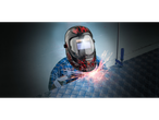 Soldador com capacete Parkside® Automatik-Schweißhelm, soldando uma placa de metal.