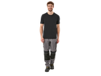 Bărbat în tricou negru și pantaloni de lucru gri.