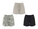 Tre par shorts: et par beige, et par sorte og et par med grønt og hvidt blomstermønster.