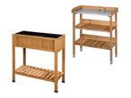 Hochbeet aus Holz mit Einlage und ein Pflanztisch aus Holz mit Metallplatte und Regalen.