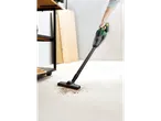 Um homem limpa o chão com um aspirador de pó sem fio Bosch.