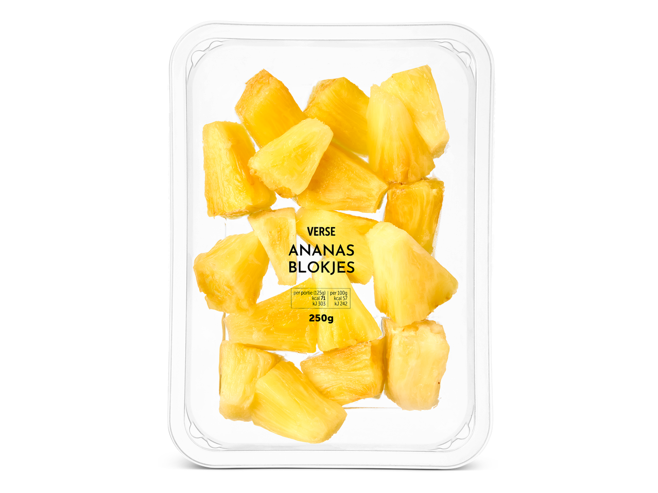 Een doorzichtige plastic bak met verse ananasblokjes, met voedingsinformatie en gewicht van 250g.