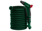 Зелен градински маркуч с пистолет за поливане, навит на руло.