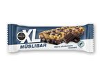 En Nordthy XL Müslibar med mørk chokolade, indpakket i en blå og hvid emballage.