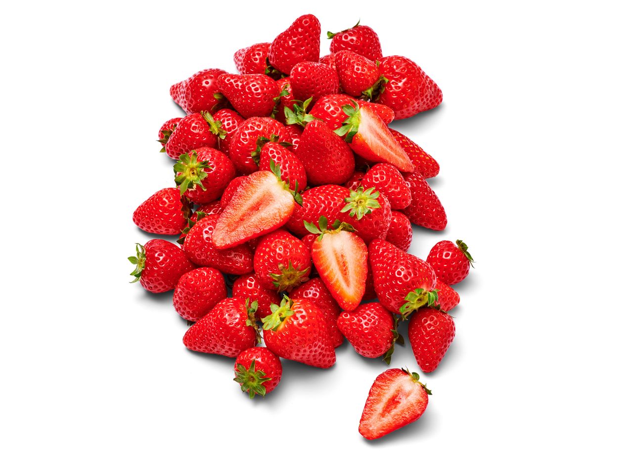 Verse rode aardbeien, heel en gehalveerd.