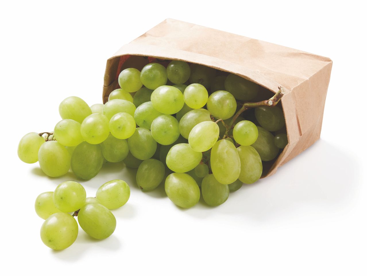 Raisins verts dans un sac en papier kraft.