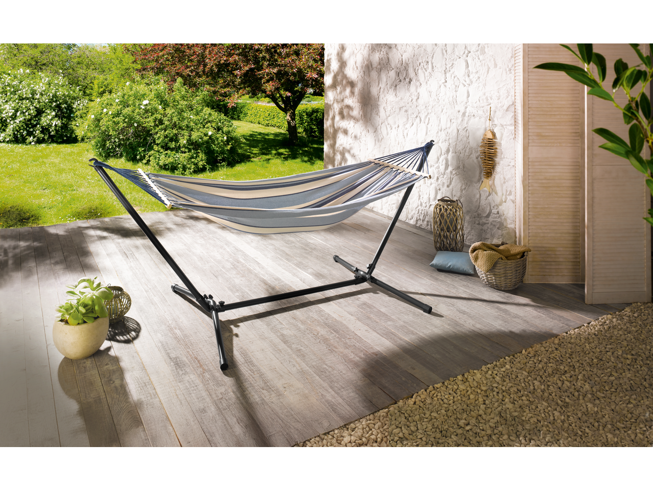 LIVARNO HOME Hängematte mit Gestell auf einer Holzterrasse, umgeben von Grün