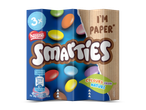 Smarties in een papieren verpakking met de tekst 'I'M PAPER' en 'COLOURS FROM NATURE'.