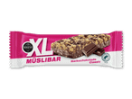 Müslibar med mælkechokolade og chokoladestykker i lyserød indpakning.