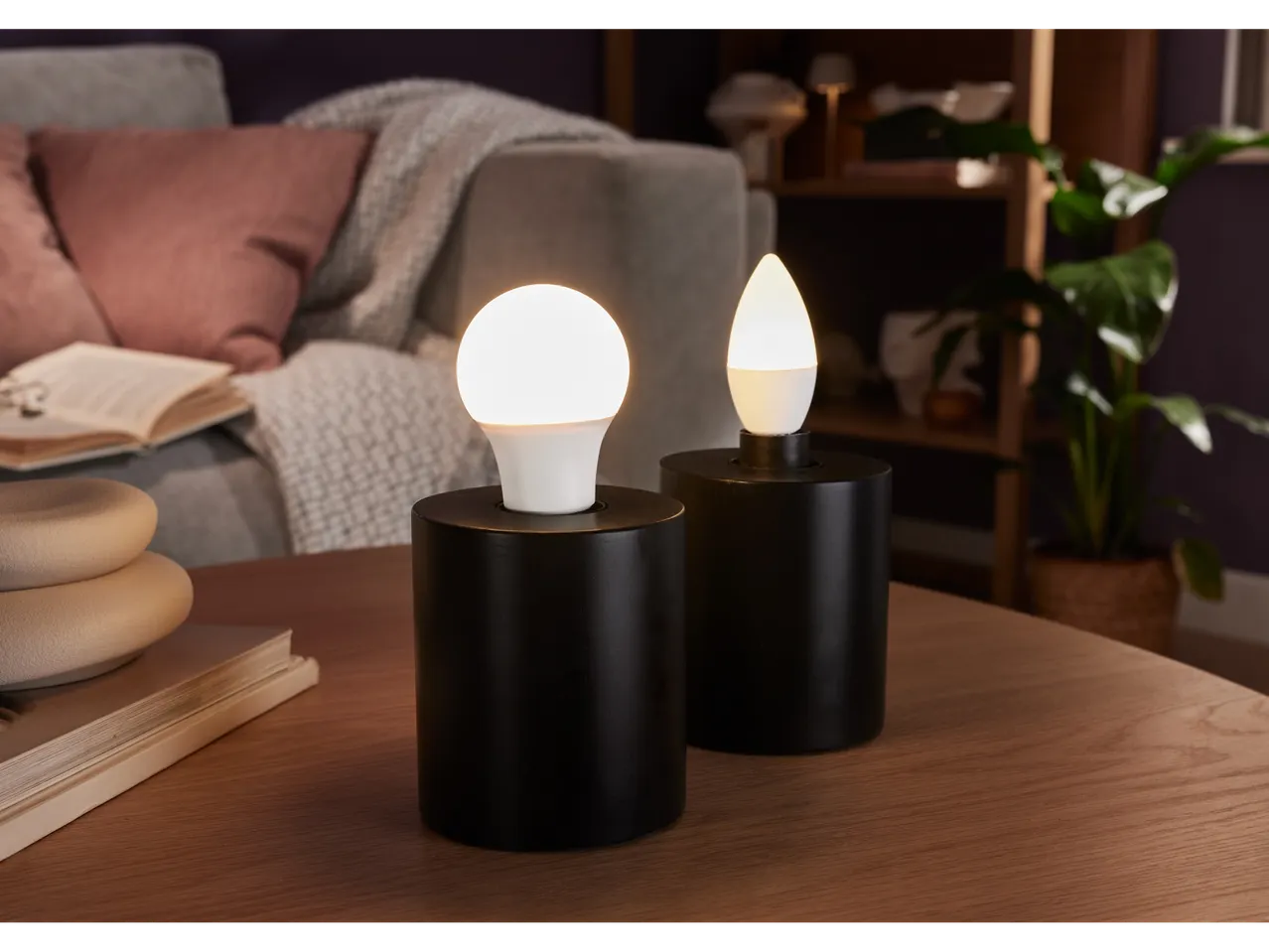 Becuri LED decorative în suporturi negre.