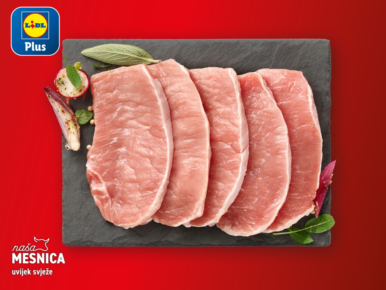 Pet svježih svinjskih odrezaka na tamnoj ploči s začinima i logotipima Lidla.
