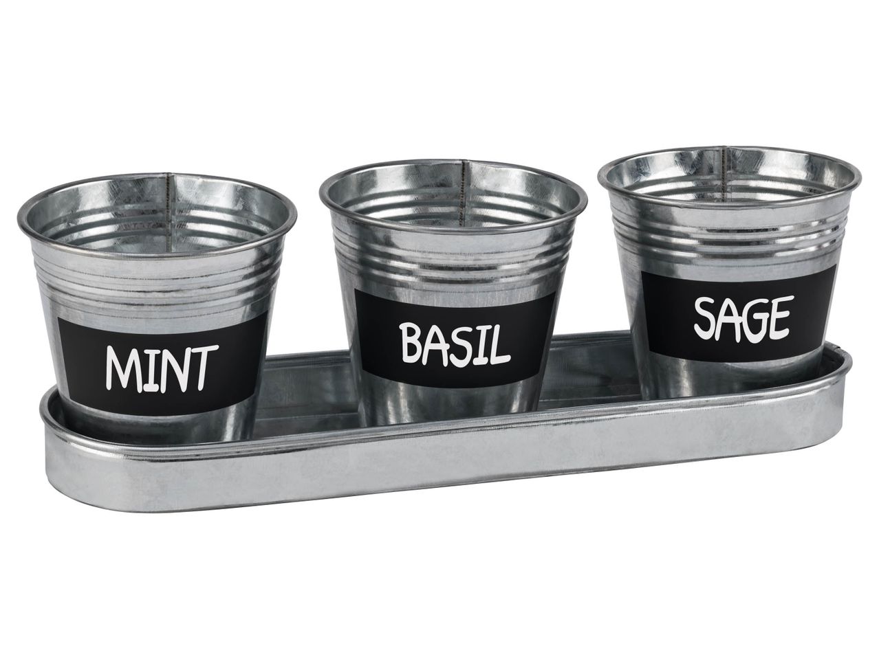 Set di tre vasi in metallo con etichette per erbe aromatiche: menta, basilico e salvia.