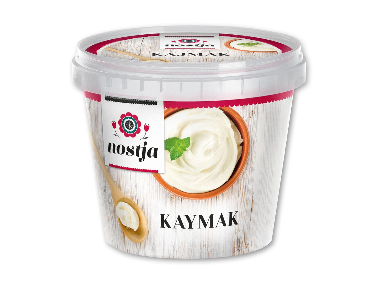 En beholder med kajmak, pyntet med en træske og mynteblade, på en hvid træbaggrund.