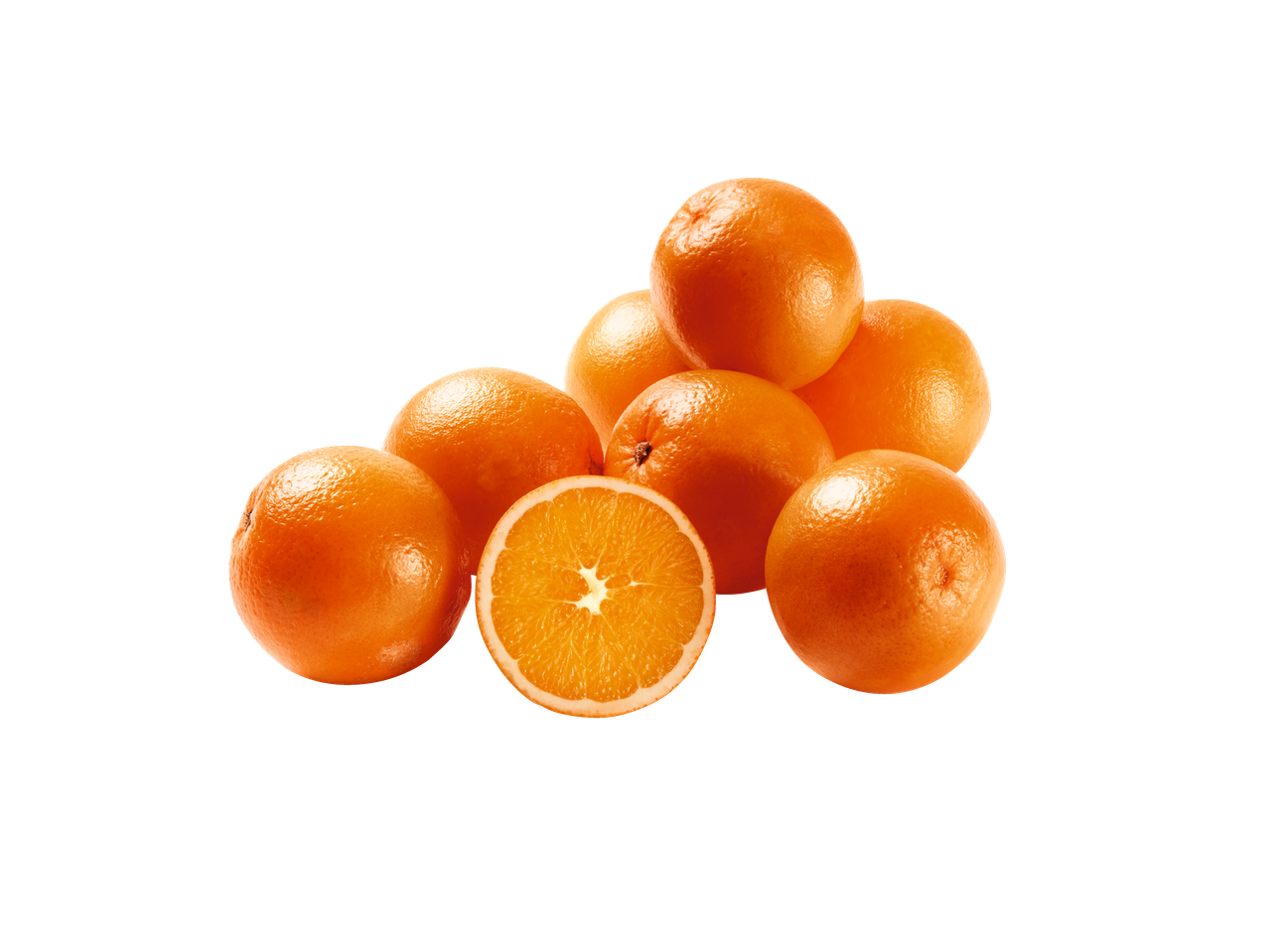 Laranjas suculentas, uma cortada ao meio, em fundo preto.