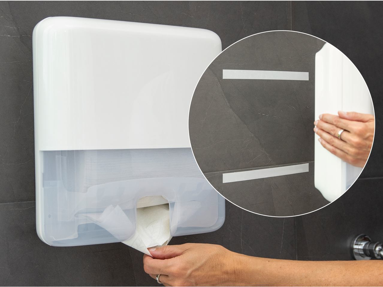 Dozator de prosoape de hârtie montat cu bandă adezivă 3M pe un perete închis.