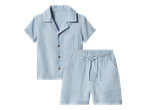 Plavi komplet za dječake od košulje kratkih rukava i kratkih hlača s vezicom.