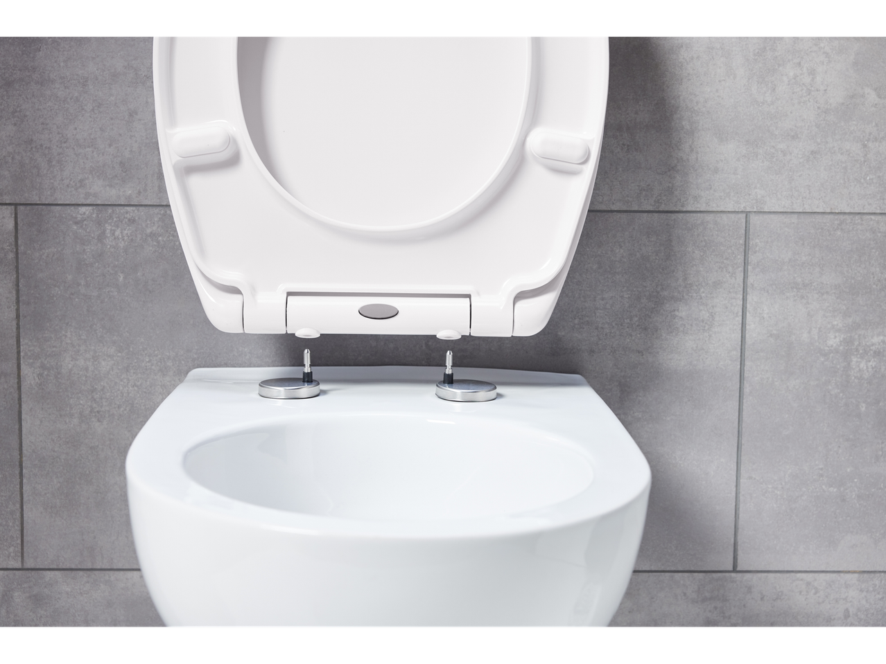 LIVARNO home Toalettsits: Capac de toaletă alb cu capac deschis pe o toaletă.