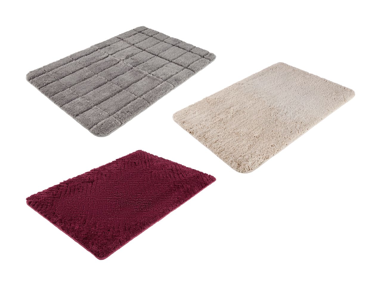 Tre badeværelsesmåtter i grå, beige og bordeaux.