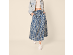 Saia midi Esmara com padrão ikat azul e branco, combinada com top curto e casaco de ganga.