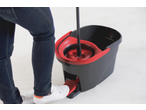 Pessoa a usar a esfregona VILEDA Easy Wring com balde e pedal.