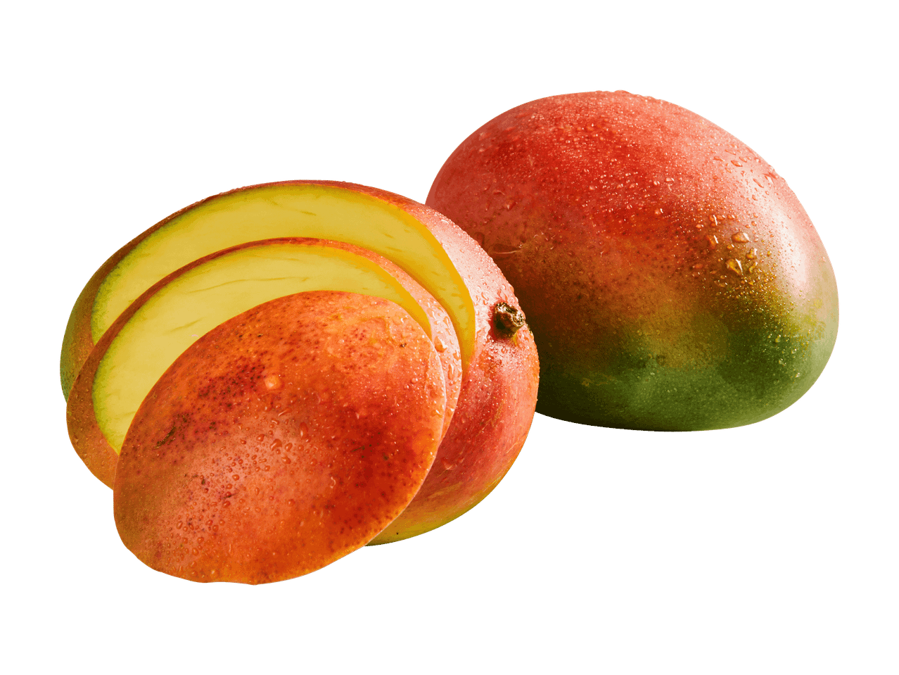 Eine ganze und eine geschnittene Mango mit Wassertropfen auf schwarzem Hintergrund.